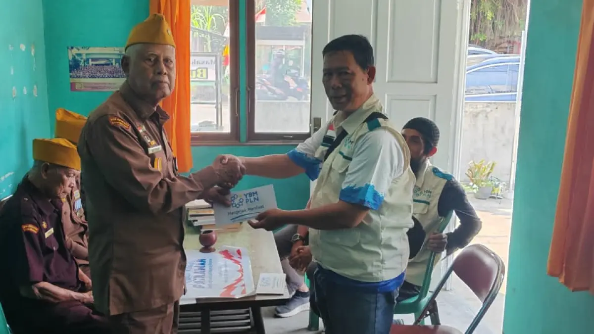 Ketua YBM PLN UP3 Singkawang, Slamet (kanan), menyerahkan bantuan kepada Ketua Legiun Veteran Kota Singkawang, Sugiono (kiri), dalam program “Terima Kasih Pahlawan: Berbagi untuk Keluarga Veteran.” Penyerahan bantuan menjadi wujud kepedulian dan penghormatan PLN kepada para veteran serta keluarga mereka dalam momentum Bulan Kemerdekaan Republik Indonesia.