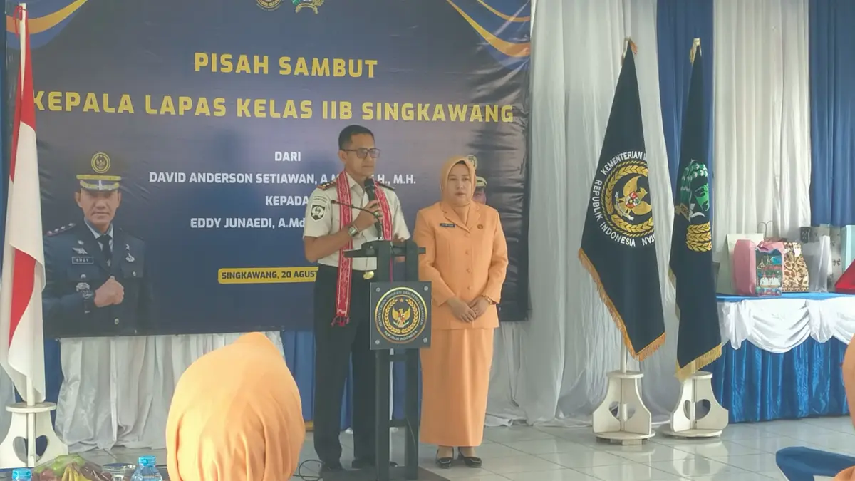Kalapas Singkawang Eddy Junaedi didampingi istri usai pelantikan, Kamis (20/8).