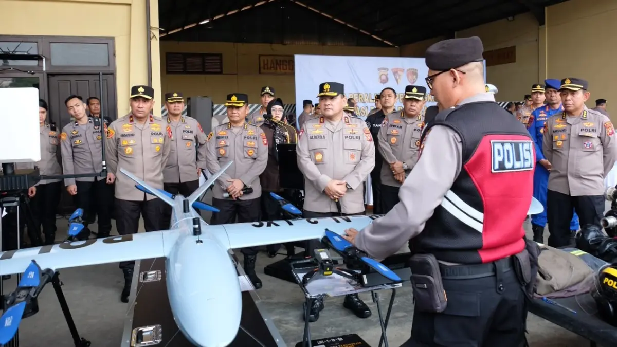 Kapolda Kalbar Irjen Pol. Alberd Teddy Benhard Sianipar meninjau kesiapan drone yang digunakan untuk mendukung pemantauan dan penanganan Karhutla di Lapangan Jananuraga Mapolda Kalbar, Kamis (20/8/2026).