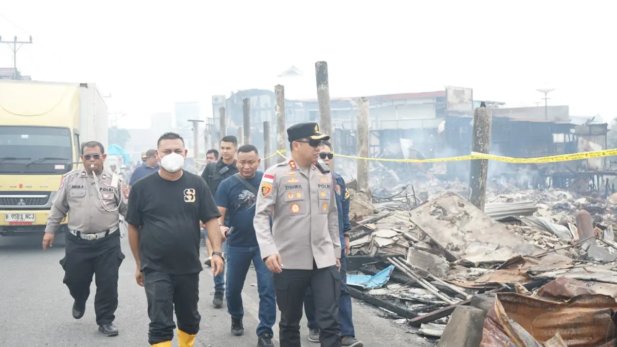 Kapolres Bengkayang AKBP Syahirul Awab meninjau lokasi kebakaran Pasar Sungai Duri bersama Tim Inafis untuk menyelidiki penyebab kebakaran yang menghanguskan 50 bangunan.