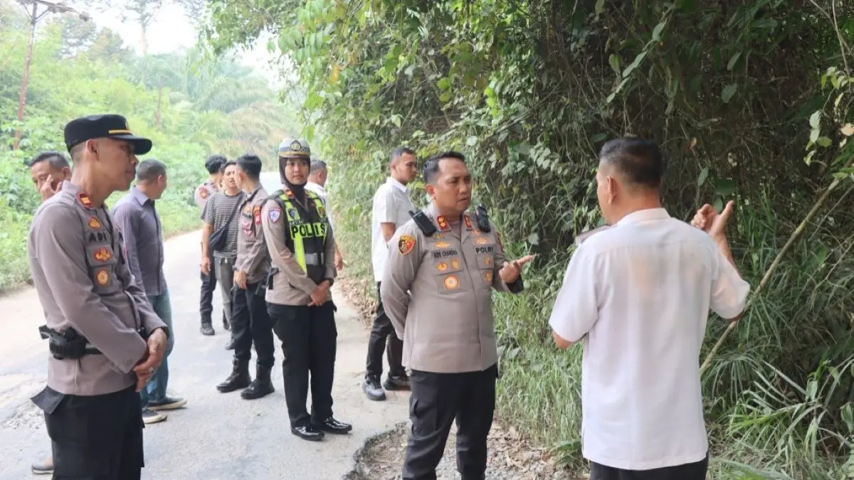 Kapolres Mempawah AKBP Ade Candra Capa Yanto bersama jajaran melakukan pengecekan langsung lokasi pembangunan Sekolah Rakyat di Dusun Dedayu, Desa Toho Ilir, Kecamatan Toho, Kabupaten Mempawah, Rabu (19/8/2026) sore.(Humas Polri)