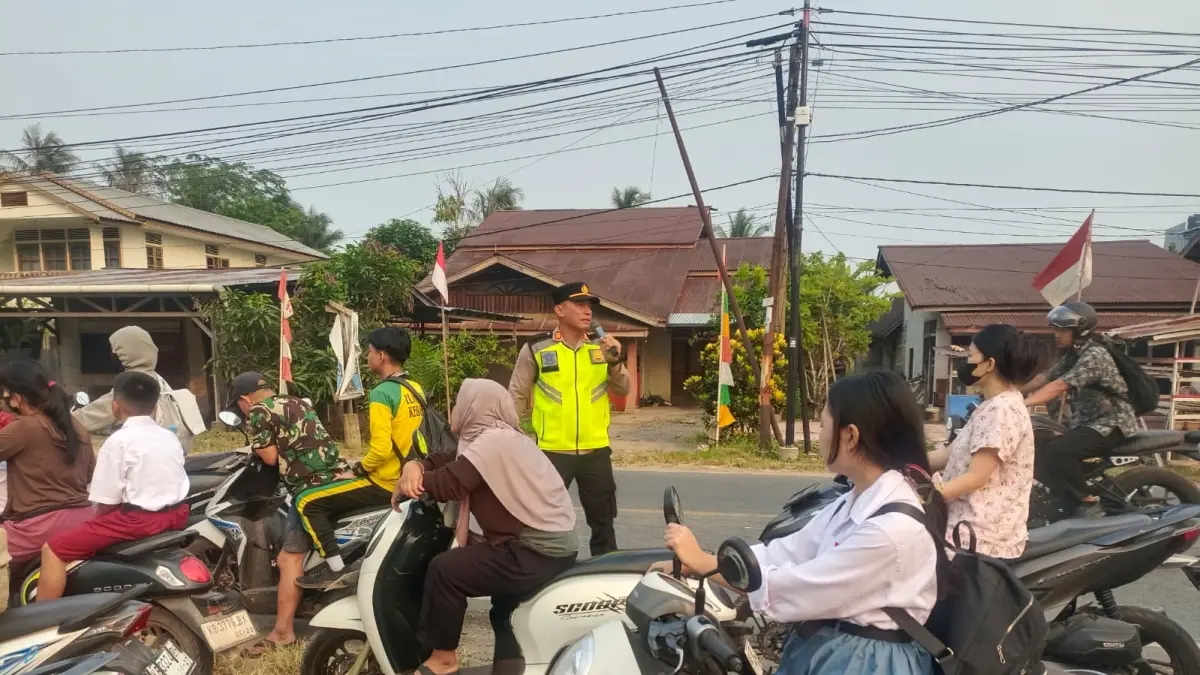 Kapolsek Sungai Pinyuh, AKP Agus Suryana memberikan edukasi langsung kepada pengguna sepeda motor yang melanggar aturan.