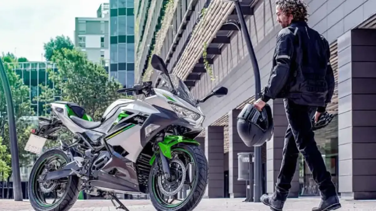 Kawasaki Ninja e-1 2027 kembali ke pasar AS dengan dua baterai lithium-ion yang dapat dilepas dan fitur e-boost. (KAWASAKI)