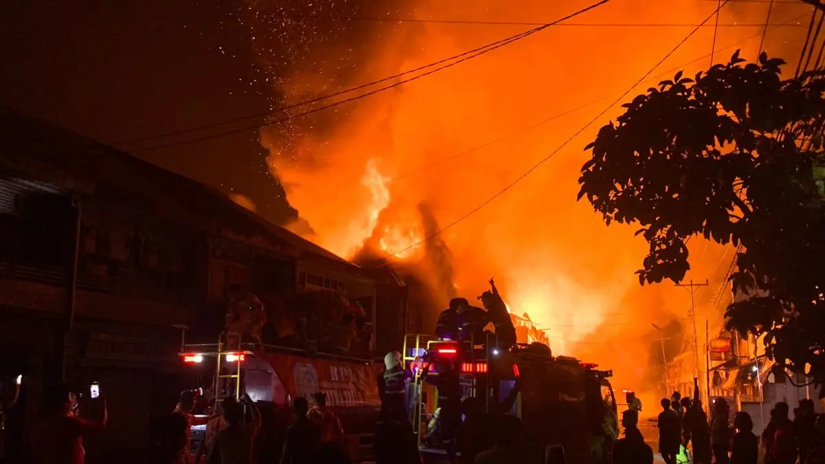 Kebakaran di kawasan Pasar Sungai Duri, Kecamatan Sungai Raya, Kabupaten Bengkayang, Kalimantan Barat, terbakar pada Kamis (20/8) malam. (ANTARA/Narwati)
