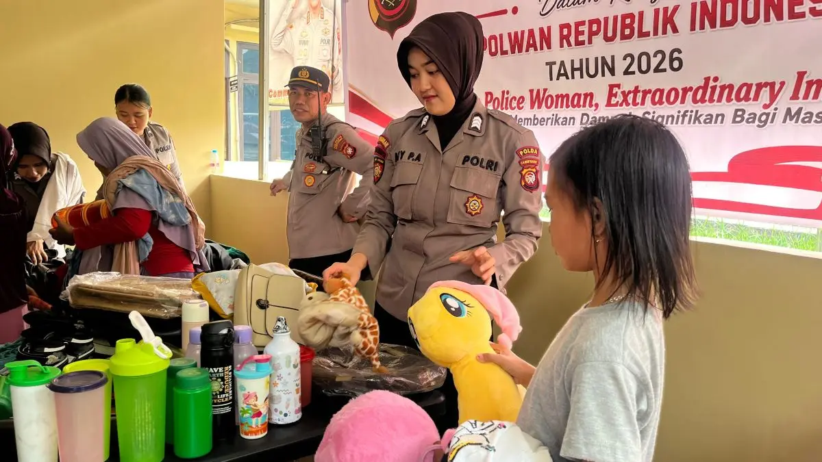 Kegiatan bakti sosial di halaman Polsek Pontianak Barat, Kamis (20/8/2026) memperingati Hari Jadi Polwan Ke-78, (Humas Polri)
