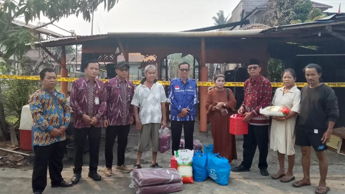 Kepala Dinas Sosial, Rahmanudin Wiyono menyerahkan bantuan untuk korban kebakaran.