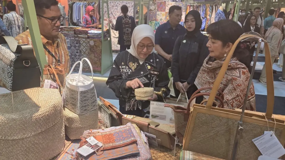 Kepala Perwakilan BI Kalbar Doni Septadijaya sedang berbincang dengan Ketua Bidang Wirausaha Baru Dekranas, Metty Herindra, yang melihat produk UMKM Kalbar yang tampil dalam Karya Kreatif Indonesia (KKI) 2026 di Jakarta (ISTIMEWA)