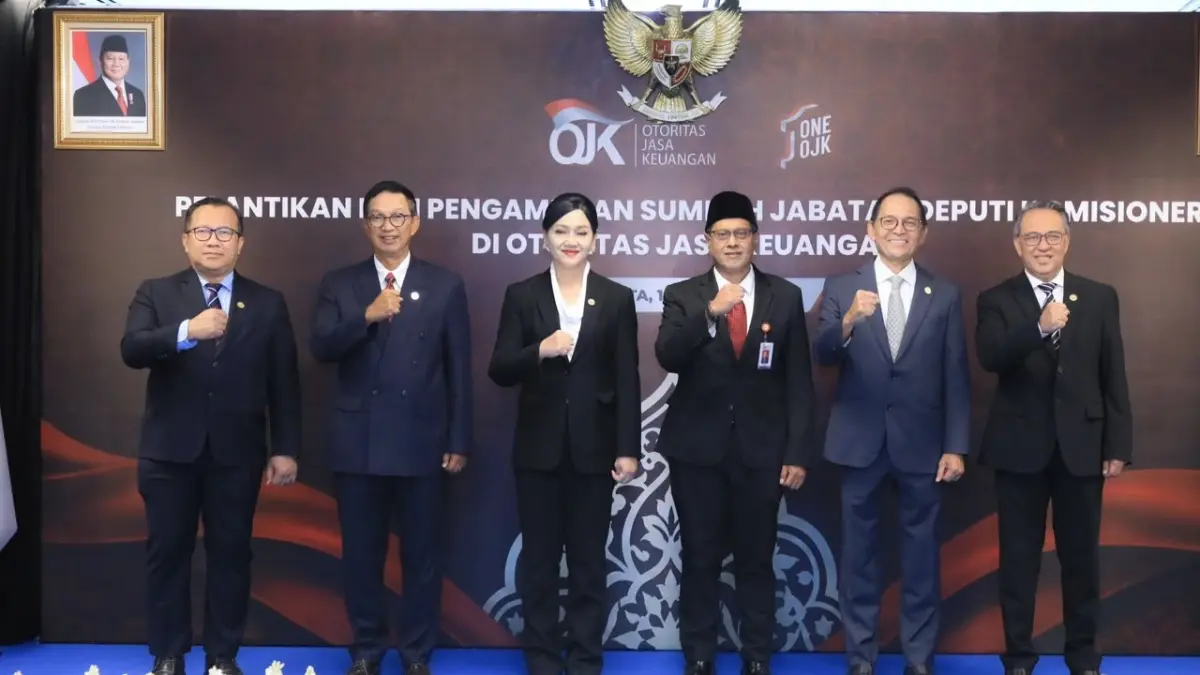 Ketua Dewan Komisioner OJK Friderica Widyasari Dewi bersama Henry Rialdi dan jajaran OJK usai pelantikan Deputi Komisioner Pengaturan dan Pengawasan Bursa Mineral dan Komoditas Strategis (BMKS) di Jakarta, Rabu (20/8/2026). (FOTO: OJK)