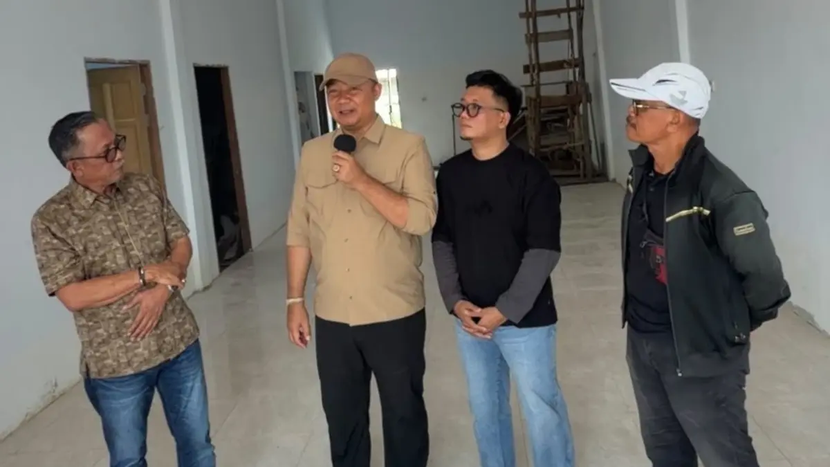 Ketua DPC Gerindra Ketapang, Alexander Wilyo, meninjau pembangunan gedung DPC Gerindra Ketapang, Rabu (19/8).

