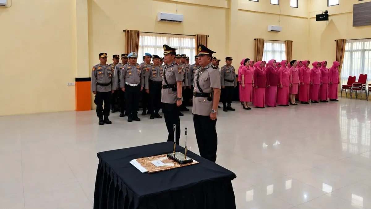 Kompol Eko Andi Sutejo resmi dilantik sebagai Wakapolres Singkawang, sementara AKP Budi Ristanto menggantikannya sebagai Kabagops Polres Singkawang dalam upacara pelantikan dan sertijab, Kamis (20/8/2026).