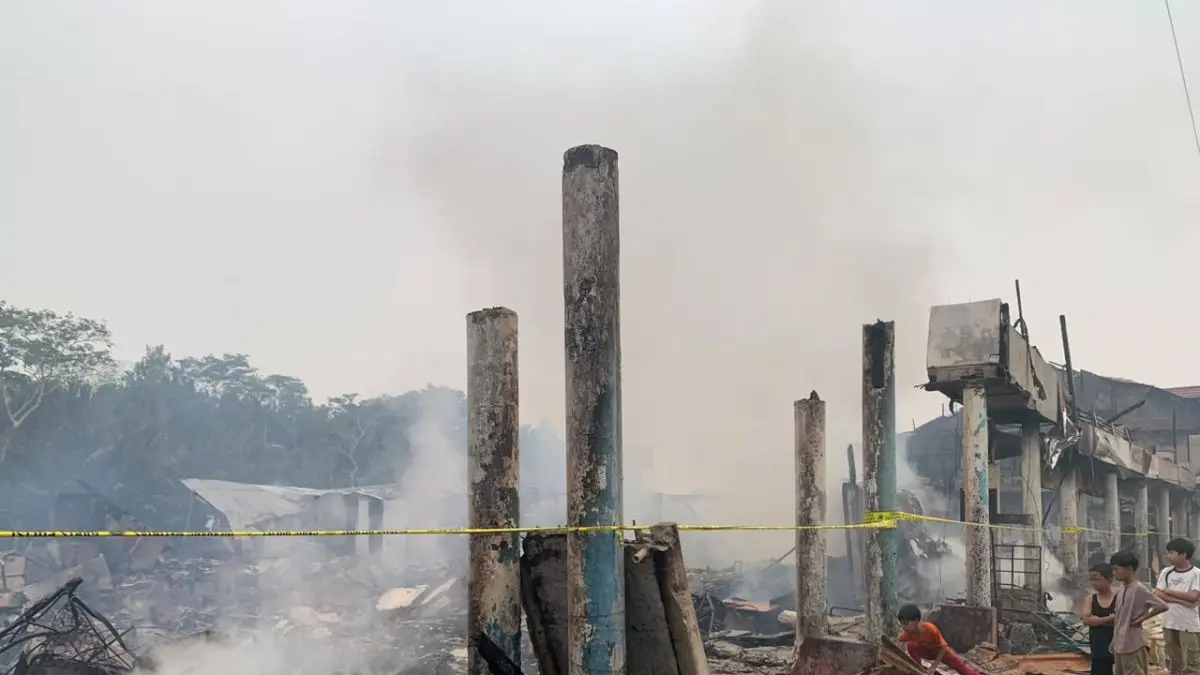 Kondisi bangunan yang hangus terbakar di Pasar Sungai Duri Kabupaten Bengkayang, Kalimantan Barat pasca kebakaran pada Kamis (20/8/2026) malam. (DOK ANTARA) 