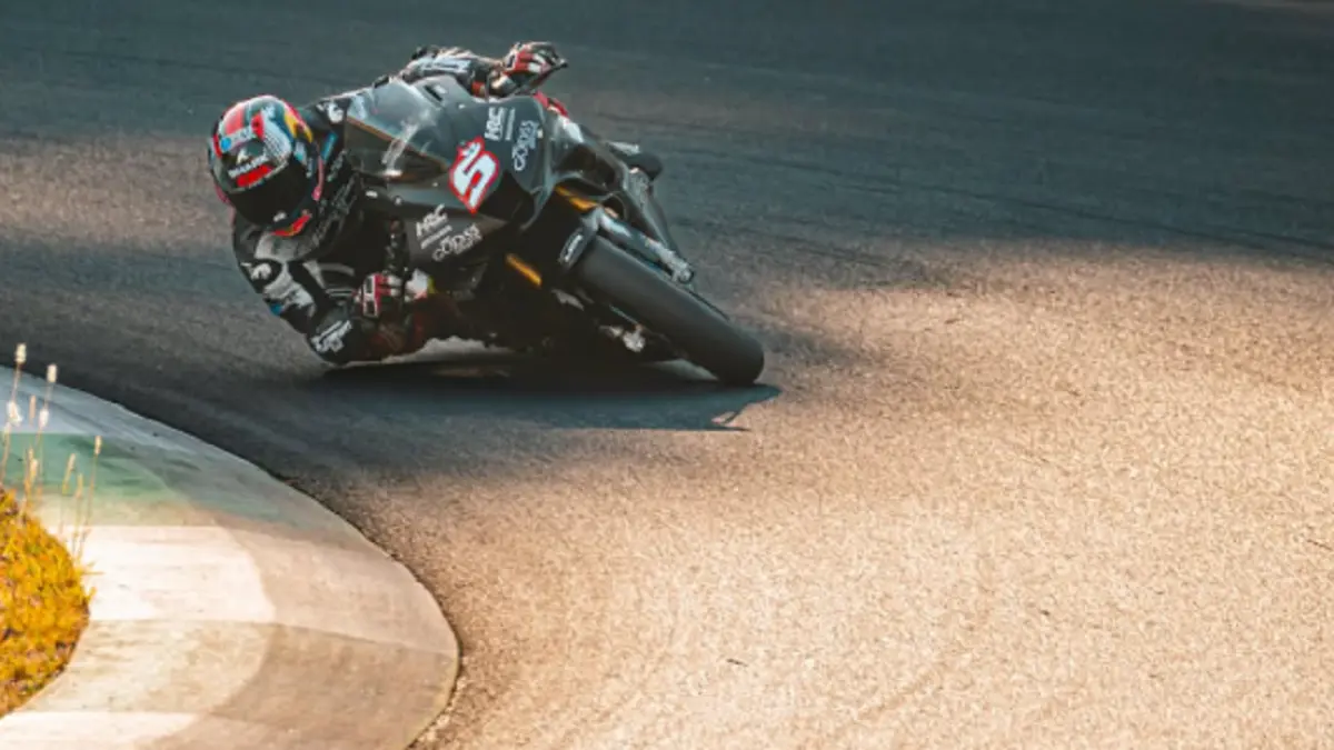 Menampilkan pembalap Johann Zarco yang siap kembali menunggangi motor Honda LCR di seri Aragon GP.[Foto: Instagram/@johannzarco]