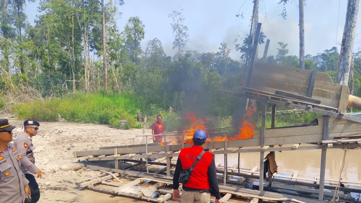 Patroli yang dilakukan oleh Polsek Mentebah ditemukan sejumlah alat PETI dan langsung dimusnahkan di lokasi.(ISTIMEWA) 

