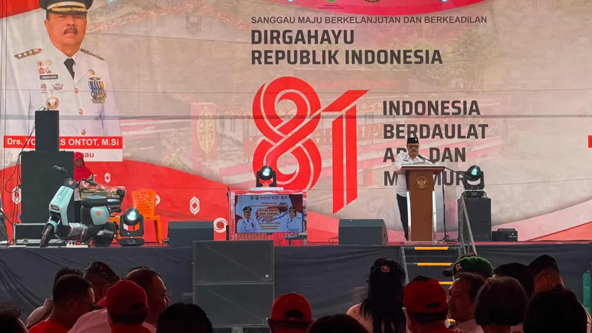 Bupati Sanggau, Yohanes Ontot sedang memberikan kata Sambutan pada acara pembukaan Pameran Pembangunan Festival Rakyat UMKM Sanggau 2026.Dalam sambutannya, Bupati Yohanes Ontot mengatakan Pameran Pembangunan bukan sekadar kegiatan untuk menampilkan hasil pembangunan dari pemerintah daerah.