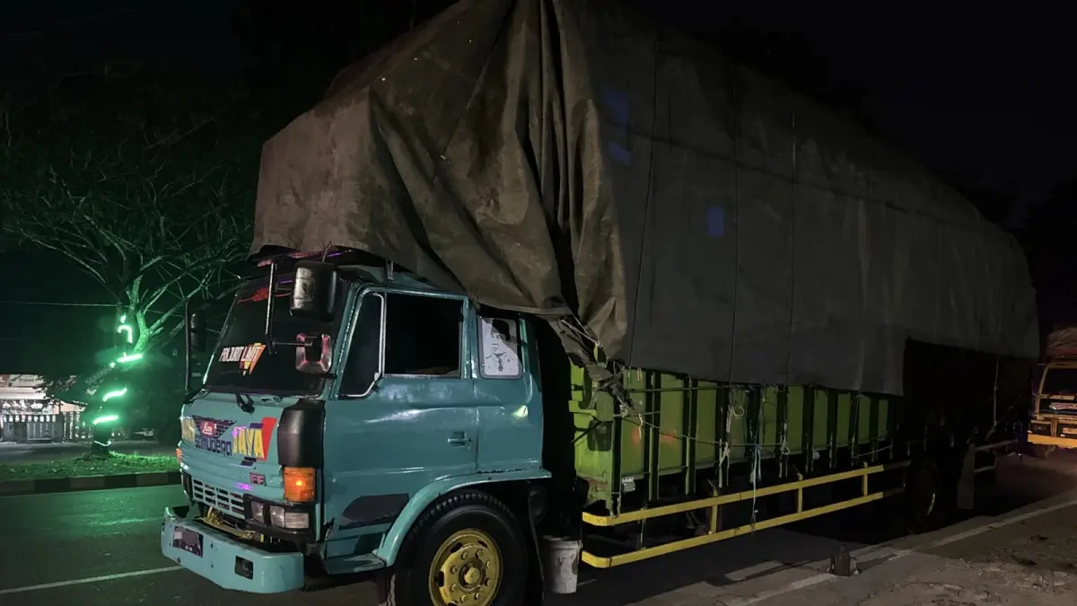 Satu unit truk yang diduga mengangkut rokok ilegal yang berhasil diamankan oleh Bea Cukai Kalbar di sebuah gudang di Sungai Ambawang, Kabupaten Kubu Raya. (Dokumentasi DJBC Kalimantan Bagian Barat)