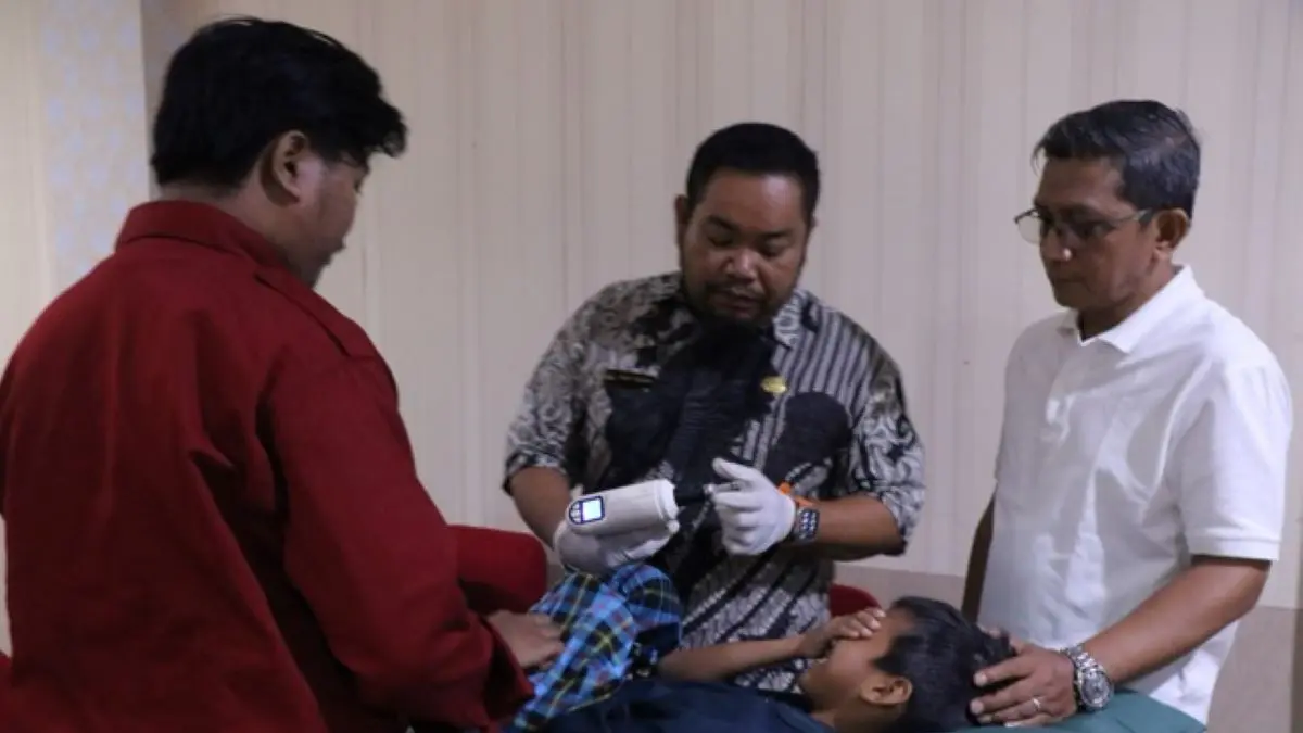 Sunatan massal yang menjadi bagian dari rangkaian kegiatan Soekarno Run Singkawang 2026 di Basement Kantor Wali Kota Singkawang, Kamis (20/8). (MC Singkawang)