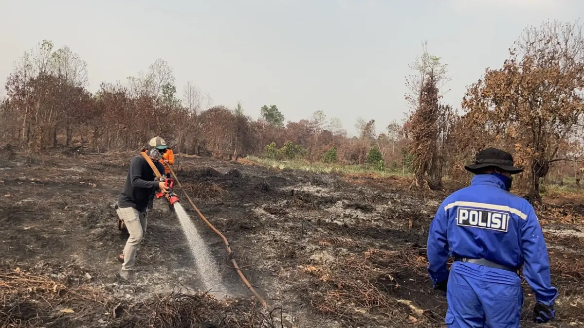 TAK KUNJUNG USAI: Tim gabungan melakukan pemadaman dan pendinginan lahan gambut yang terbakar di Kubu Raya. Sedikitnya 94 titik api terdeteksi di empat kecamatan hingga Jumat (21/8/2026).