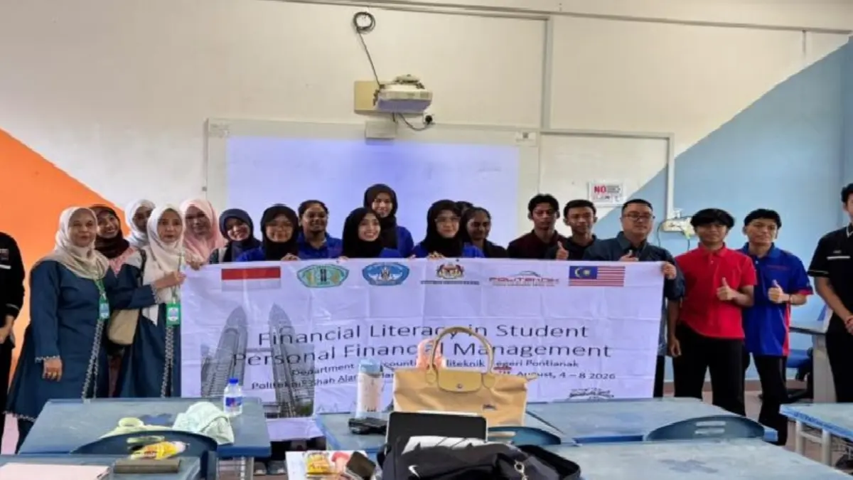 Tim Pengabdian kepada Masyarakat (PkM) Internasional Jurusan Akuntansi Politeknik Negeri Pontianak (Polnep) bersama peserta dalam kegiatan literasi keuangan di Politeknik Sultan Salahuddin Abdul Aziz Shah (PSA), Selangor, Malaysia, Jumat (7/8/2026).