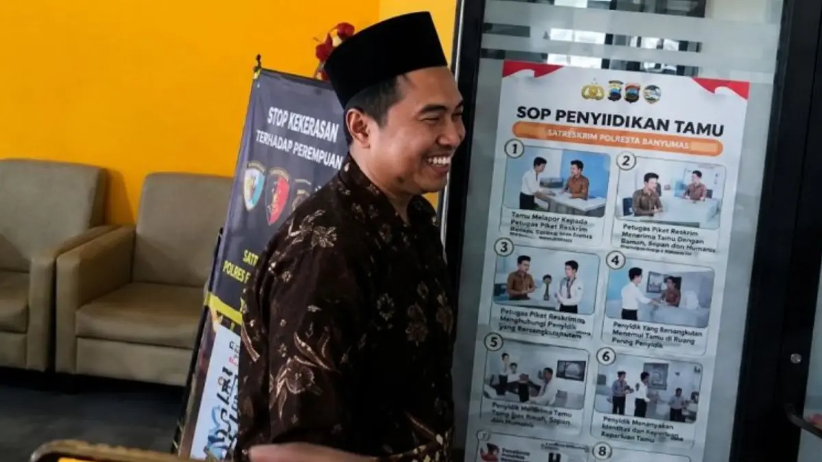 Wakil Rektor Bidang Akademik Universitas Jenderal Soedirman (Unsoed) Purwokerto Prof Noor Farid menjalani pemeriksaan yang dilakukan KPK di Gedung Satreskrim Polresta Banyumas, Jawa Tengah, Kamis (20/8). (ANTARA/HO-PWI Banyumas/aa).
