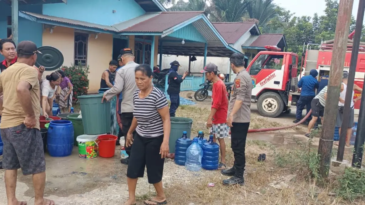 Warga Dusun Tapang Sambas dan Tapang Kemayau, Desa Tapang Semadak, Sekadau, membawa galon, jeriken hingga drum untuk menampung bantuan air bersih yang disalurkan saat musim kemarau, Kamis (20/8/2026).