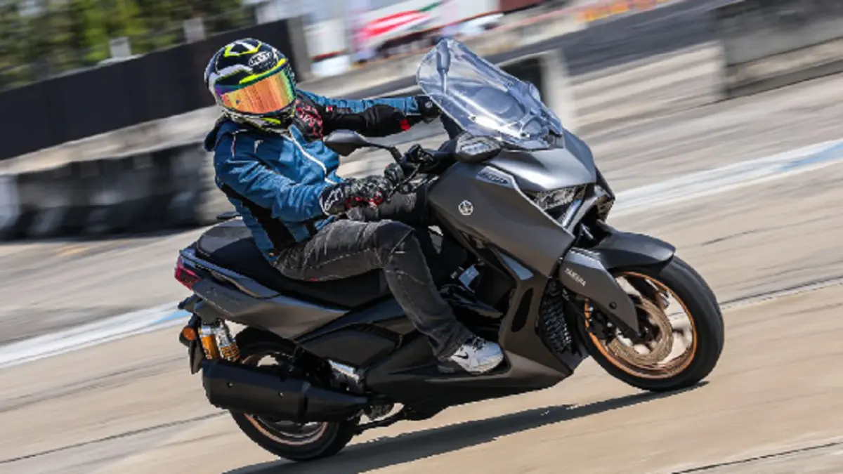 Yamaha XMAX Tech MAX 2026 menawarkan desain premium, mesin Blue Core 300 cc, dan teknologi lengkap untuk perjalanan jauh. (GREATBIKER)