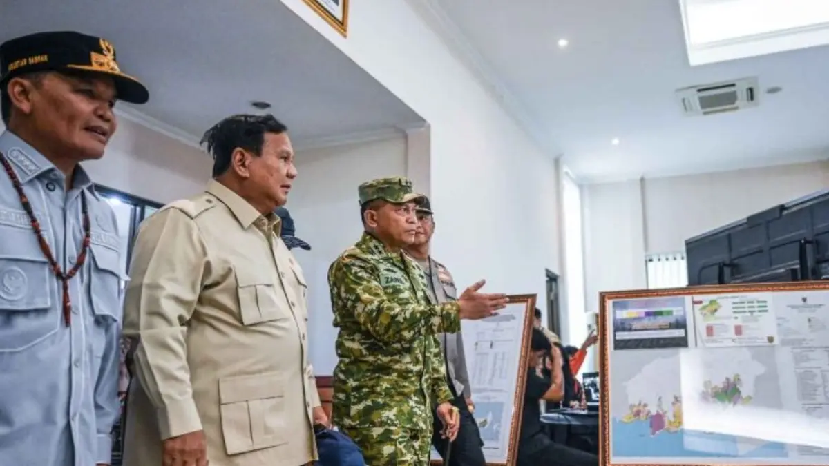 Presiden Prabowo Subianto (kedua kiri) bersama Gubernur Kalimantan Tengah Agustiar Sabran (kiri) tiba untuk rapat bersama sejumlah menteri Kabinet Merah Putih di Bandara Tjilik Riwut, Kalimantan Tengah, Sabtu (22/8/2026). Presiden Prabowo memberikan instruksi kepada jajaran TNI dan Polri untuk turun langsung bersama pemerintah daerah serta masyarakat setempat guna menangani kebakaran hutan dan lahan (Karhutla) di empat provinsi terdampak di Kalimantan. (ANTARA FOTO/Galih Pradipta/bay/YU)