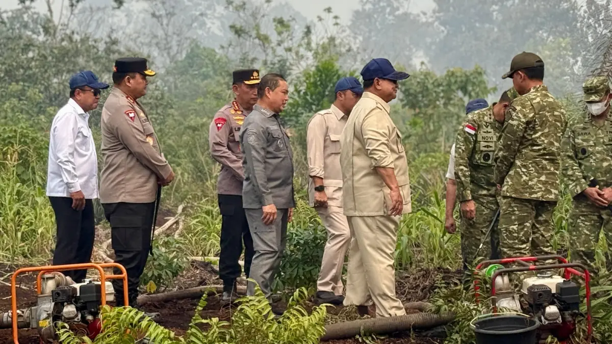 Presiden RI Prabowo Subianto ditemani Gubernur Kalbar Ria Norsan meninjau lokasi Karhutla di Desa Limbung kecamatan Sungai Raya Kabupaten Kubu Raya Kalimantan Barat pada Sabtu (22/8). Presiden menginstruksikan penanganan Karhutla dipercepat. (MEIDY KHADAFI/PONTIANAK POST)