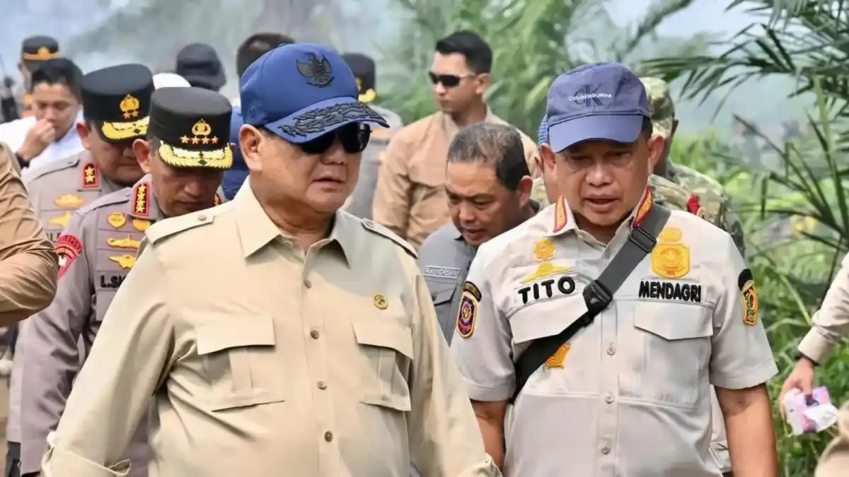 Presiden RI Prabowo Subianto meninjau lokasi Karhutla di Desa Limbung Kecamatan Sungai Raya Kabupaten Kubu Raya pada Sabtu (22/8). Kapolda Kalbar yang turut mendampingi menegaskan kesiapan personel menangani Karhutla di wilayah tersebut. (POLDA KALBAR)