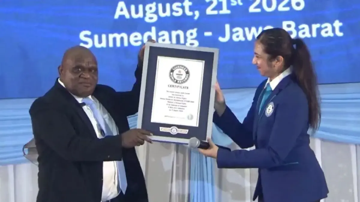 Menteri Hak Asasi Manusia (HAM) Natalius Pigai, saat menerima sertifikat Guinness World Records oleh Official Adjudicator Guinness World Records, Aynee Toorabally, di Kampus Institut Pendidikan Dalam Negeri (IPDN) Jatinangor, Sumedang, Jawa Barat, Jumat (21/8/2026). ANTARA/Ilham Nugraha.