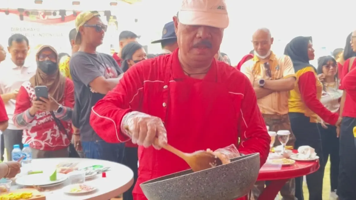 Bupati Sanggau Yohanes Ontot mengikuti ekshibisi lomba memasak nasi goreng di Taman Aronk Balopa, Sanggau, Jumat (21/8). (AGUNG RAJALI SAPUTRA/PONTIANAK POST)