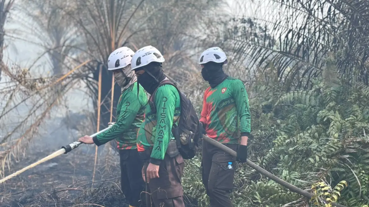 CEGAH API MELUAS: Tim SAR Ditsamapta Polda Kalbar memadamkan api dan sisa bara karhutla di Jalan Sekunder C, Kubu Raya, sebelum merambat ke permukiman warga.