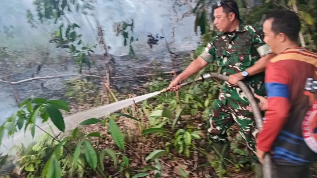 Danramil 1206-13/Bunut Hulu bersama BPBD dalam penanganan Karhutla yang terjadi di wilayah  Kecamatan Mentebah. (ISTIMEWA)