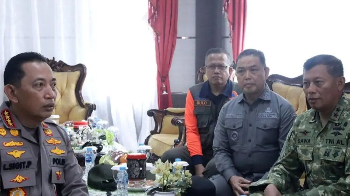 Gubernur Kalimantan Barat Ria Norsan (dua dari kanan) menyambut kedatangan Kapolri Jenderal Polisi Listyo Sigit Prabowo (kiri) di Kalbar, Sabtu (22/8). (ANTARA/RENDRA OXTORA/pri)