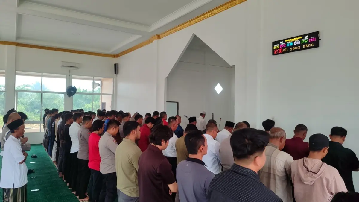 Jajaran Polres Kubu Raya bersama masyarakat menggelar salat istighosah dan doa bersama untuk korban gempa Nusa Tenggara Timur (NTT) di Masjid Baitul Hakim, Polres Kubu Raya, Jumat (21/8). (ISTIMEWA)