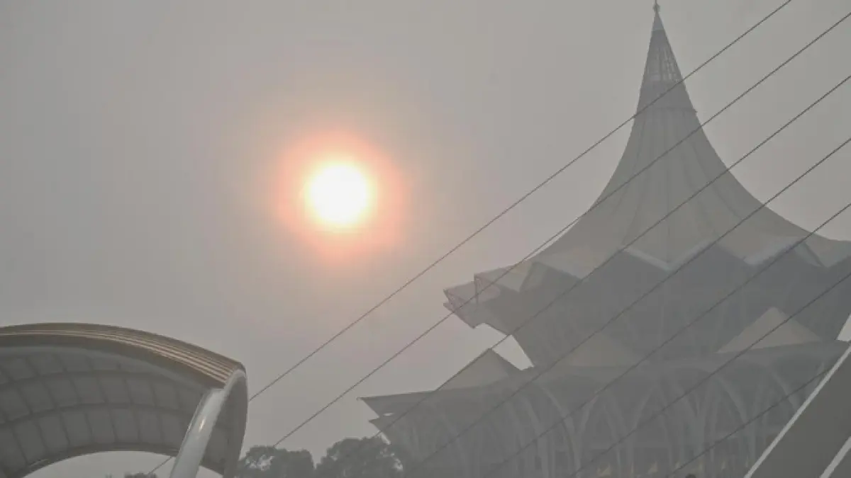 Kabut asap pekat di Kawasan Bangunan Dewan Undangan Negeri Sarawak, Kuching, Kamis (20/8).