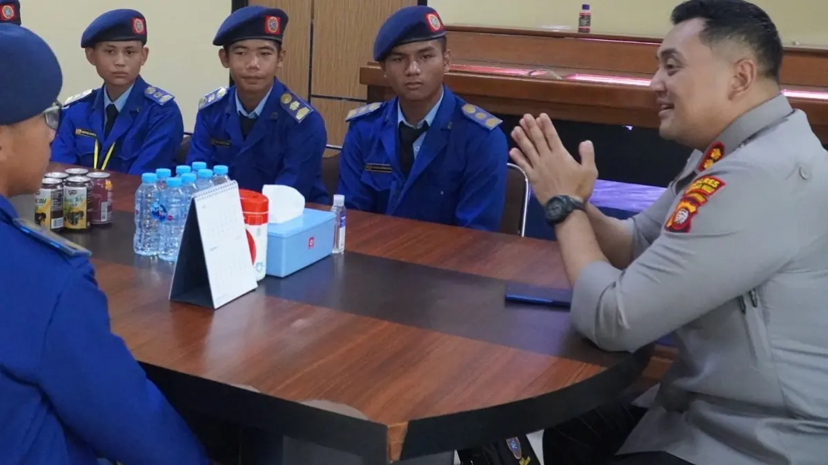 Kapolres Kapuas Hulu saat berbincang dengan siswa SMA Taruna Bumi Khatulistiwa di ruangannya. (ISTIMEWA)