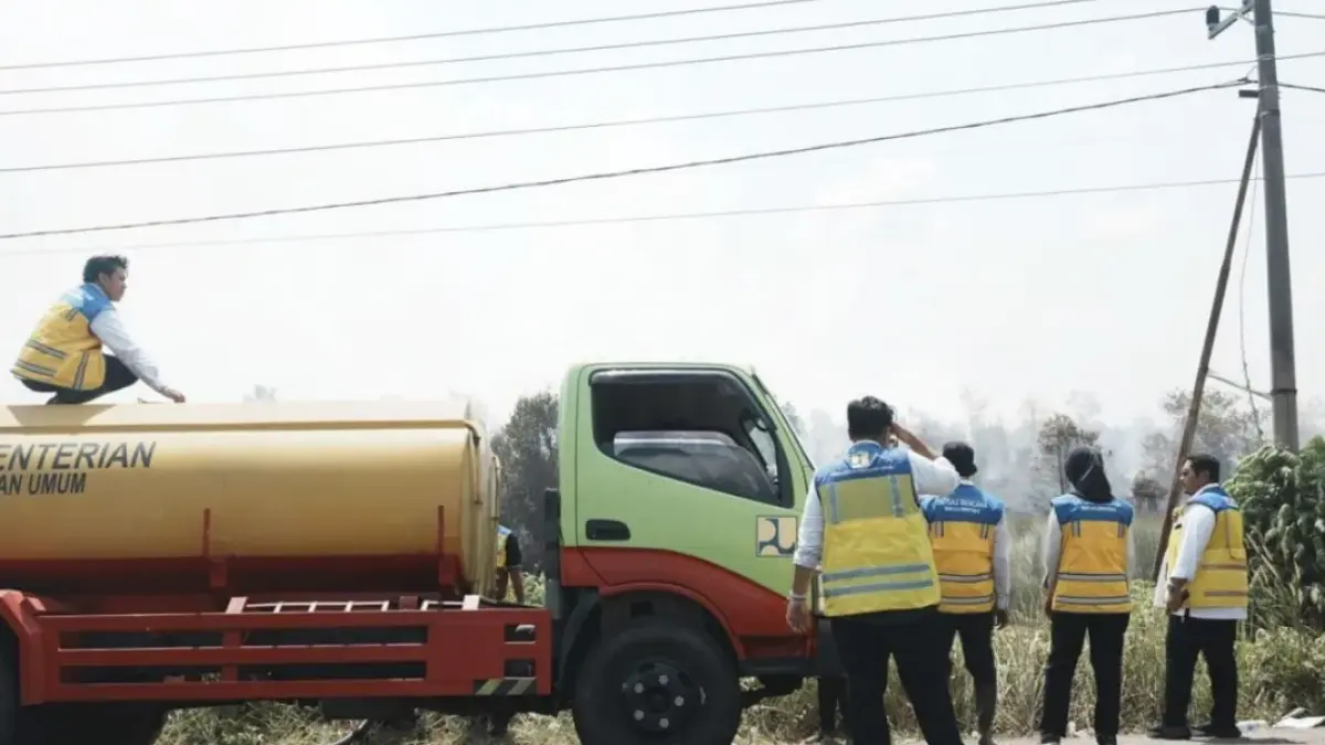 Kementerian Pekerjaan Umum (PU) bergerak cepat dengan mengerahkan pompa hingga tangki air untuk menangani kekeringan serta kebakaran hutan dan lahan (karhutla) di Kalimantan Barat (Kalbar). ANTARA/HO - Kementerian PU