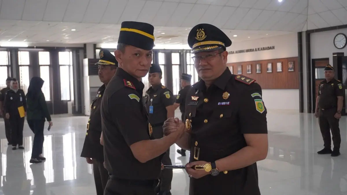 Kepala Kejaksaan Tinggi Kalimantan Barat, Emilwan Ridwan (kiri) melantik Asep Sunarsa (kanan) menjadi Kajari Landak. (ISTIMEWA)&nbsp;