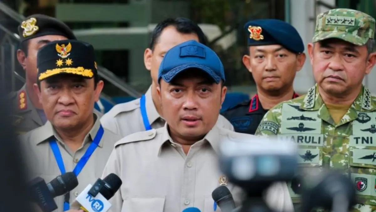 Menteri Sekretaris Negara Prasetyo Hadi memberikan keterangan pada media usai mendampingi Presiden Prabowo Subianto meninjau lokasi kebakaran hutan dan lahan di Palangka Raya, Kalimantan Tengah, Sabtu (22/8). (ANTARA/HO-BPMI Sekretariat Presiden)