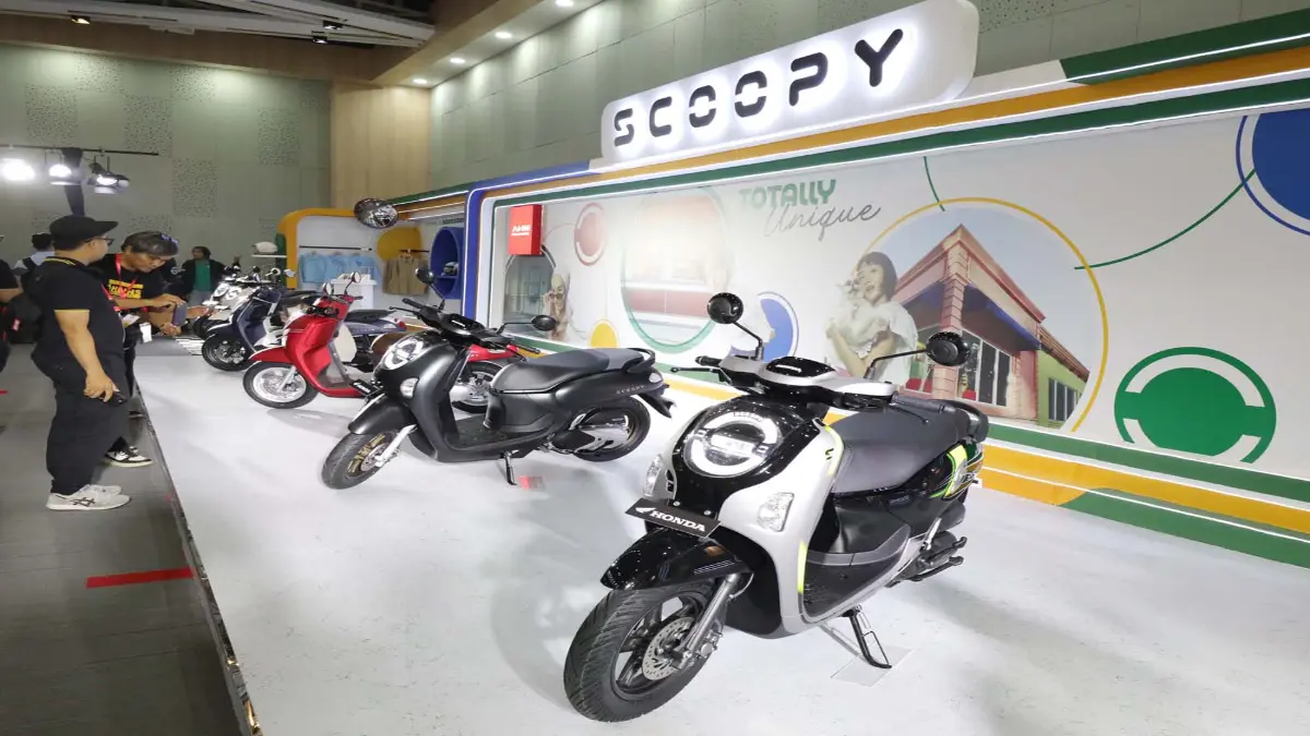 Pengunjung menyaksikkan New Honda Scoopy terbaru yang di luncurkan di Cikarang, Jawa Barat. (DOK JAWA POS)