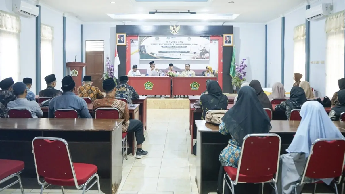 Penyerahan sertifikat pendidik kepada peserta Pendidikan Profesi Guru (PPG) Batch 4 Kota Singkawang Tahun 2026 LPTK IAIN Pontianak, Kamis (20/8) di Kantor Kemenag Kota Singkawang,