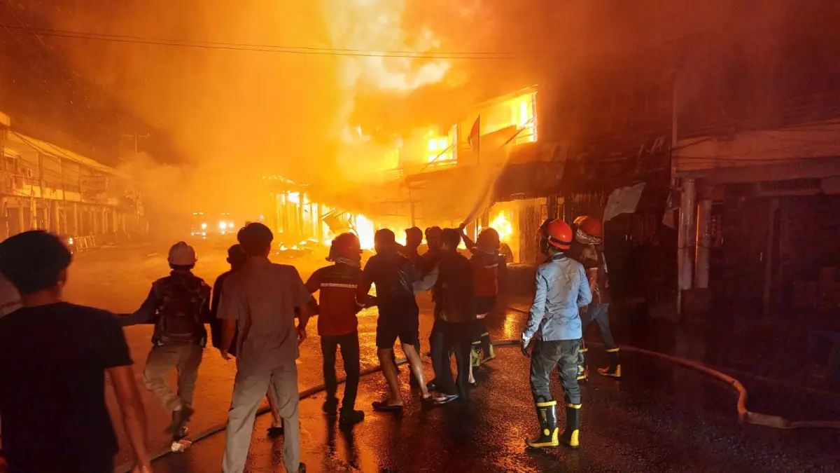 Petugas Damkar berupaya memadamkan api yang menghanguskan puluhan ruko di Pasar Sungai Duri. (ISTIMEWA)