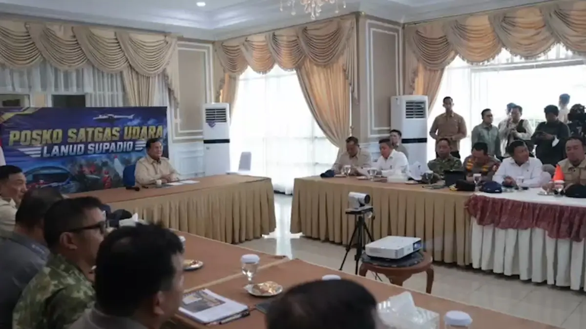 Presiden Prabowo memimpin rapat koordinasi di Pangkalan TNI AU Supadio, Kabupaten Kubu Raya, Kalimantan Barat pada Sabtu (22/8). (BAKOM RI)