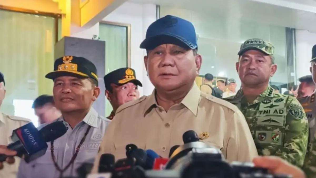 Presiden Prabowo Subianto memberikan keterangan kepada awak media usai memimpin rapat penanganan karhutla wilayah Kalimantan Tengah (Kalteng) di Kota Palangka, Sabtu (22/8). (ANTARA/Muhammad Arif Hidayat)