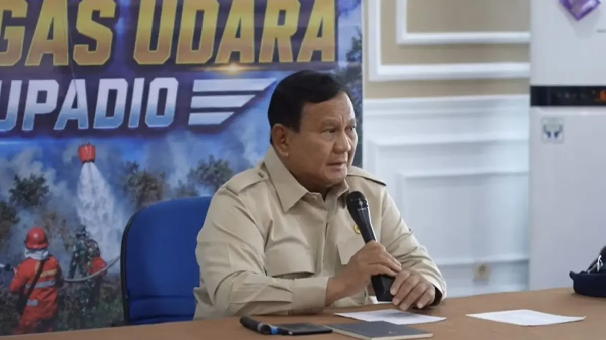 Presiden Prabowo Subianto memimpin rapat penanggulangan kebakaran hutan dan lahan (Karhutla) di Pontianak Kalimantan Barat, Sabtu (22/8). (BPMI SEKRETARIAT PRESIDEN)