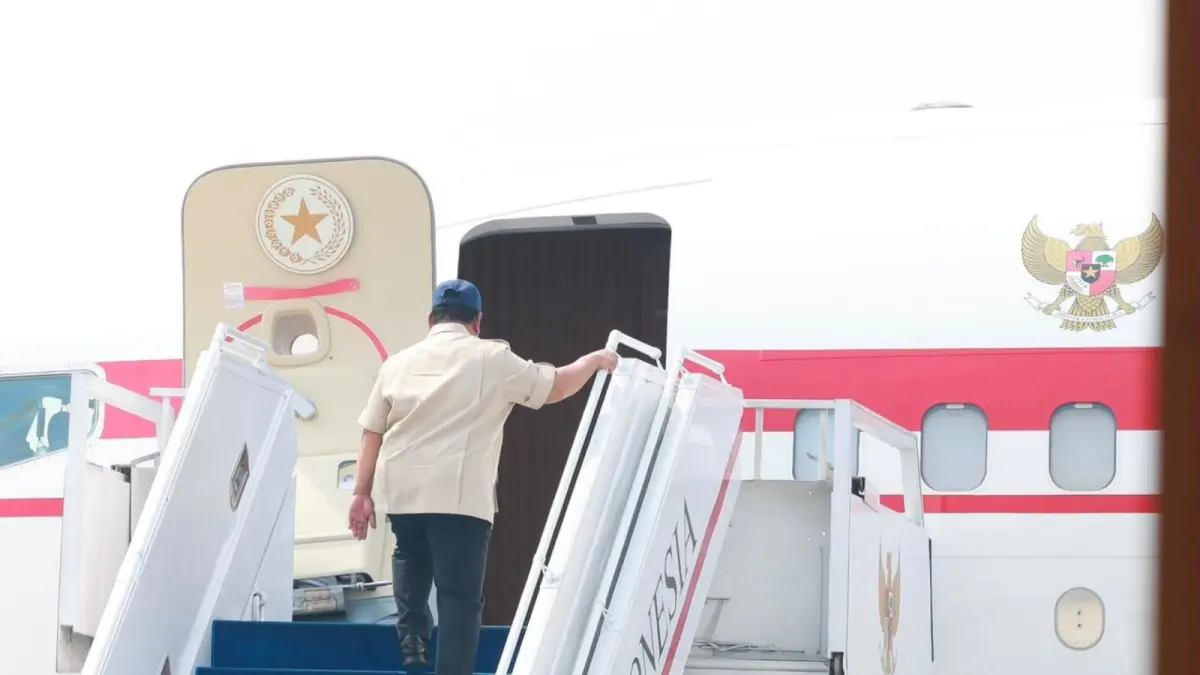Presiden Prabowo Subianto menaiki pesawat untuk terbang ke Kalimantan pada Sabtu (22/8). (SEKRETARIAT NEGARA)