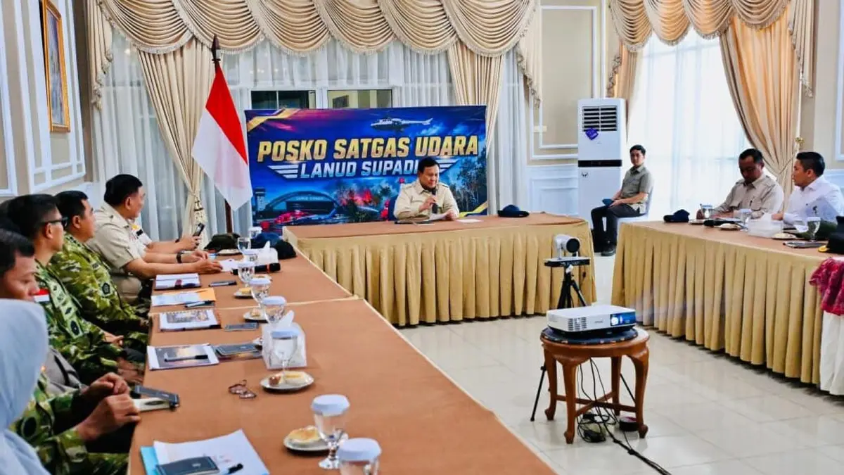 Presiden Prabowo Subianto tiba di Pangkalan TNI AU Supadio, Kabupaten Kubu Raya, Provinsi Kalimantan Barat, pada Sabtu (22/8). Ia langsung memimpin rapat penanganan Karhutla di wilyaah tersebut. (BPMI SETPRES)
