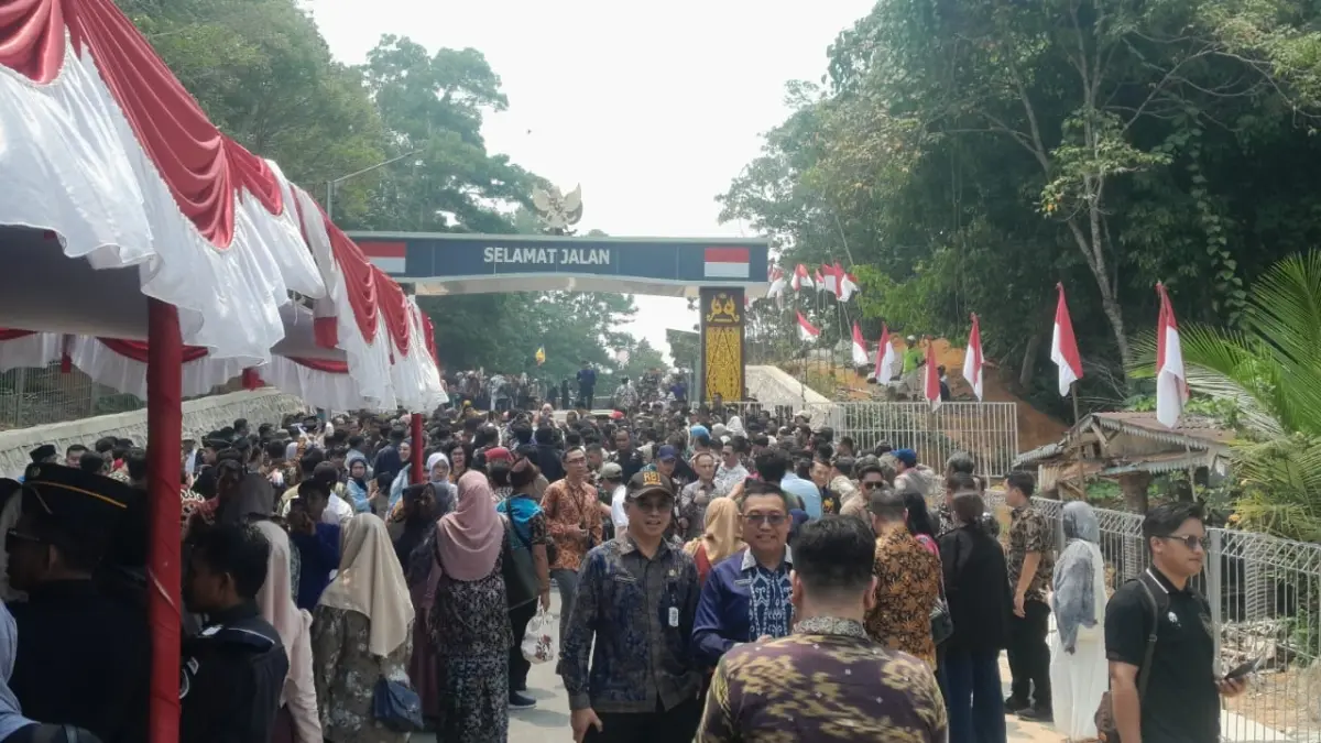 Ratusan warga menghadiri pembukaan kembali PLB Temajuk–Teluk Melano di Kabupaten Sambas, Jumat (21/8).  (FAHROZI/PONTIANAK POST)