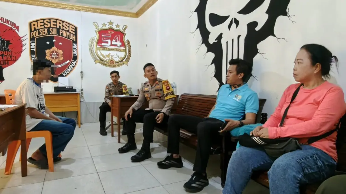 Remaja pelaku perbuatan tidak senonoh di kelenteng Desa Sungai Purun Kecil diberikan imbauan di Mapolsek Sungai Pinyuh. (ISTIMEWA)