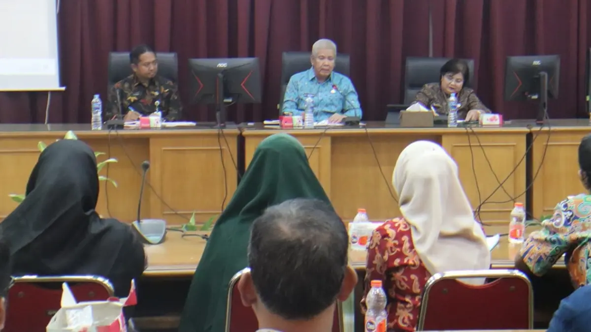 Sekda Kalbar Harisson saat memimpin rapat Rapat Koordinasi Efektivitas Penyaluran BBM Subsidi bagi Nelayan. (Adpim Pemprov Kalbar)